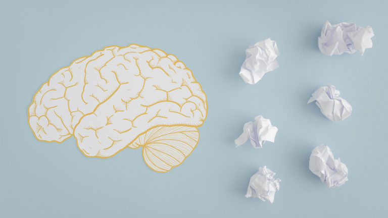 dessin d'un cerveau accompagné de boules de papier